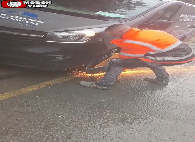 Video :There are automobile wheel boots in front of these workers